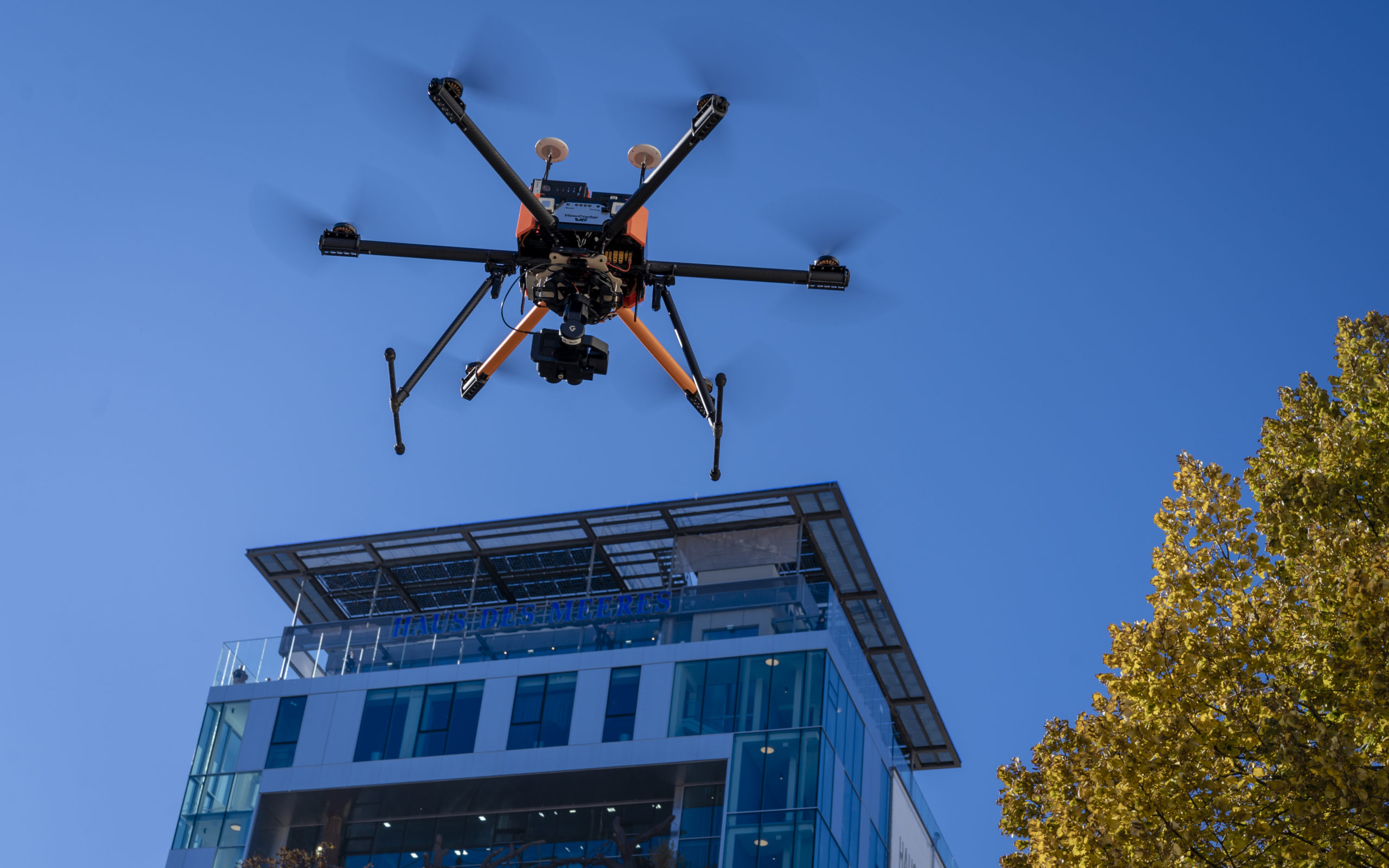 Smart Inspection Drohne fliegt vor dem Haus des Meeres, Detailaufnahme.