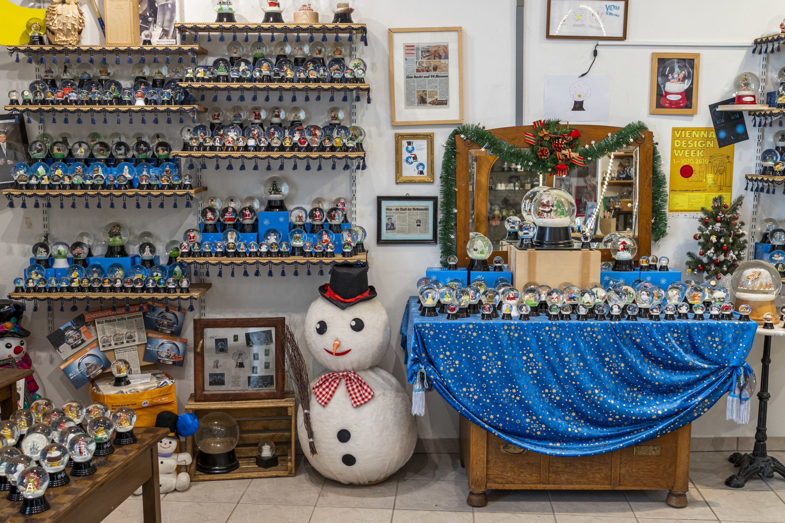 Schneekugeln in der Wiener Schneekugelmanufaktur.