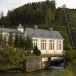 In einem idyllischen Wald liegt das Wasserkraftwerk Opponitz. Außenansicht.