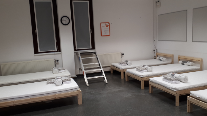 Isolationsbereich während der Coronazeit in der Simmeringer Haide. Feldbetten dienen als provisorische Schlafräume im Kraftwerk.