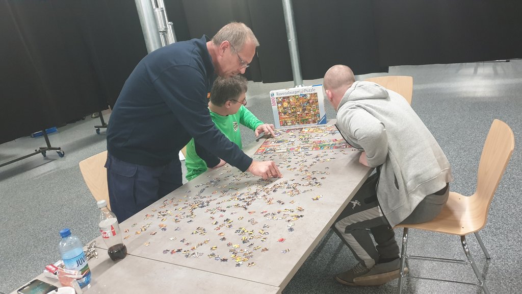 Mitarbeiter beim Puzzle bauen im Kraftwerk.