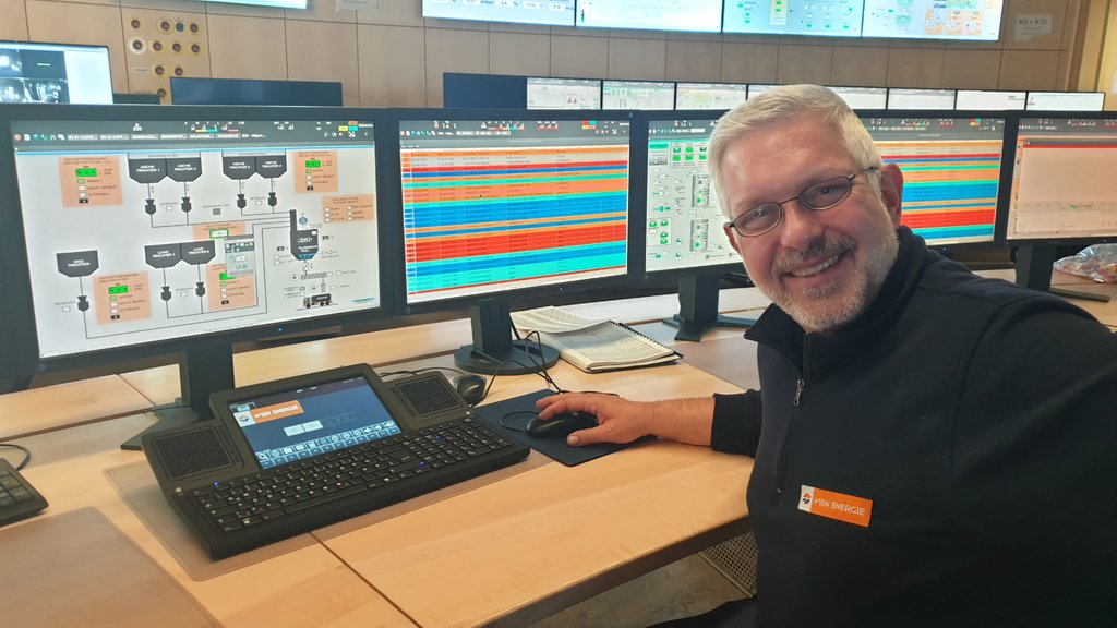 Kraftwerks-Mitarbeiter am Computer.