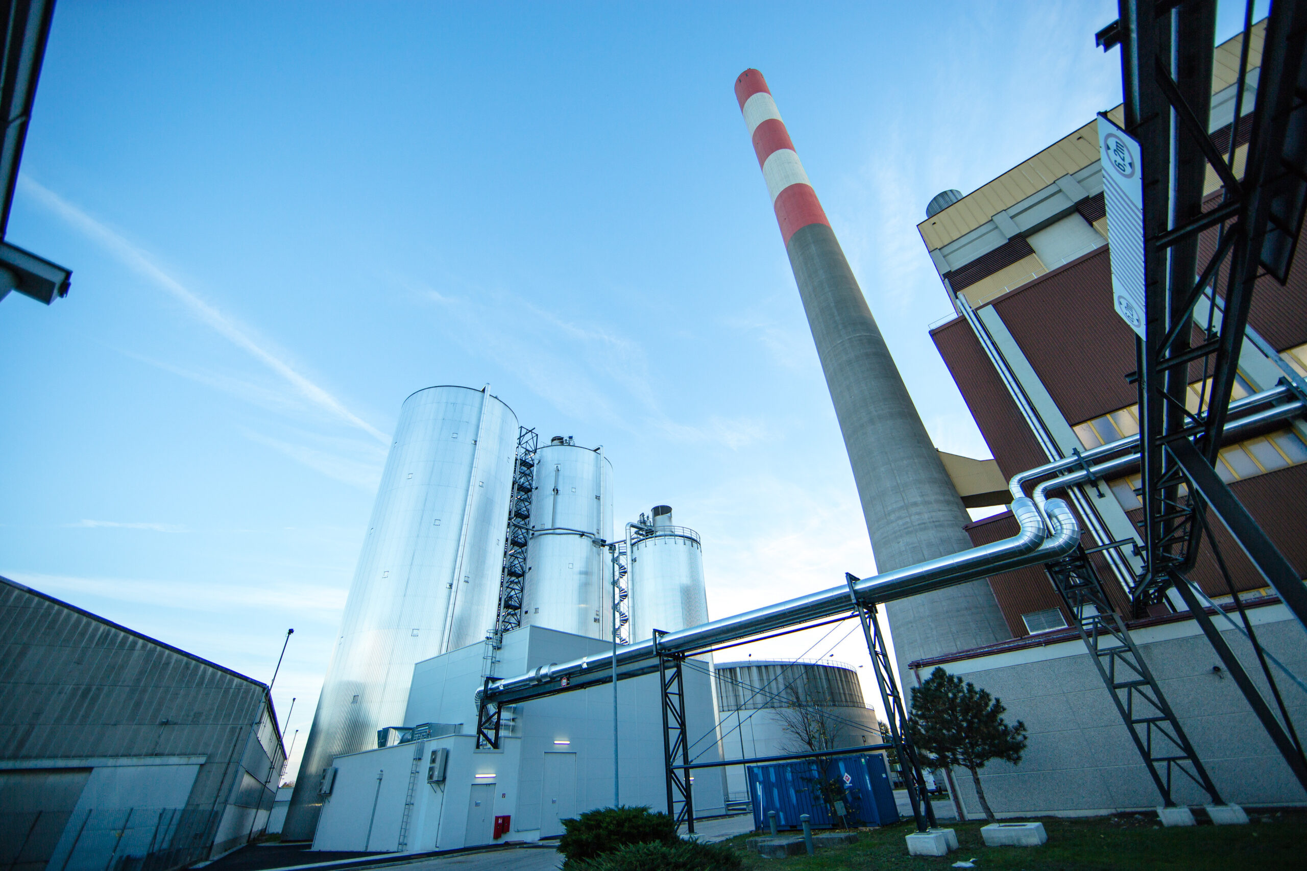 Ein Hochdruck-Wärmespeicher in Simmering, Außenansicht.