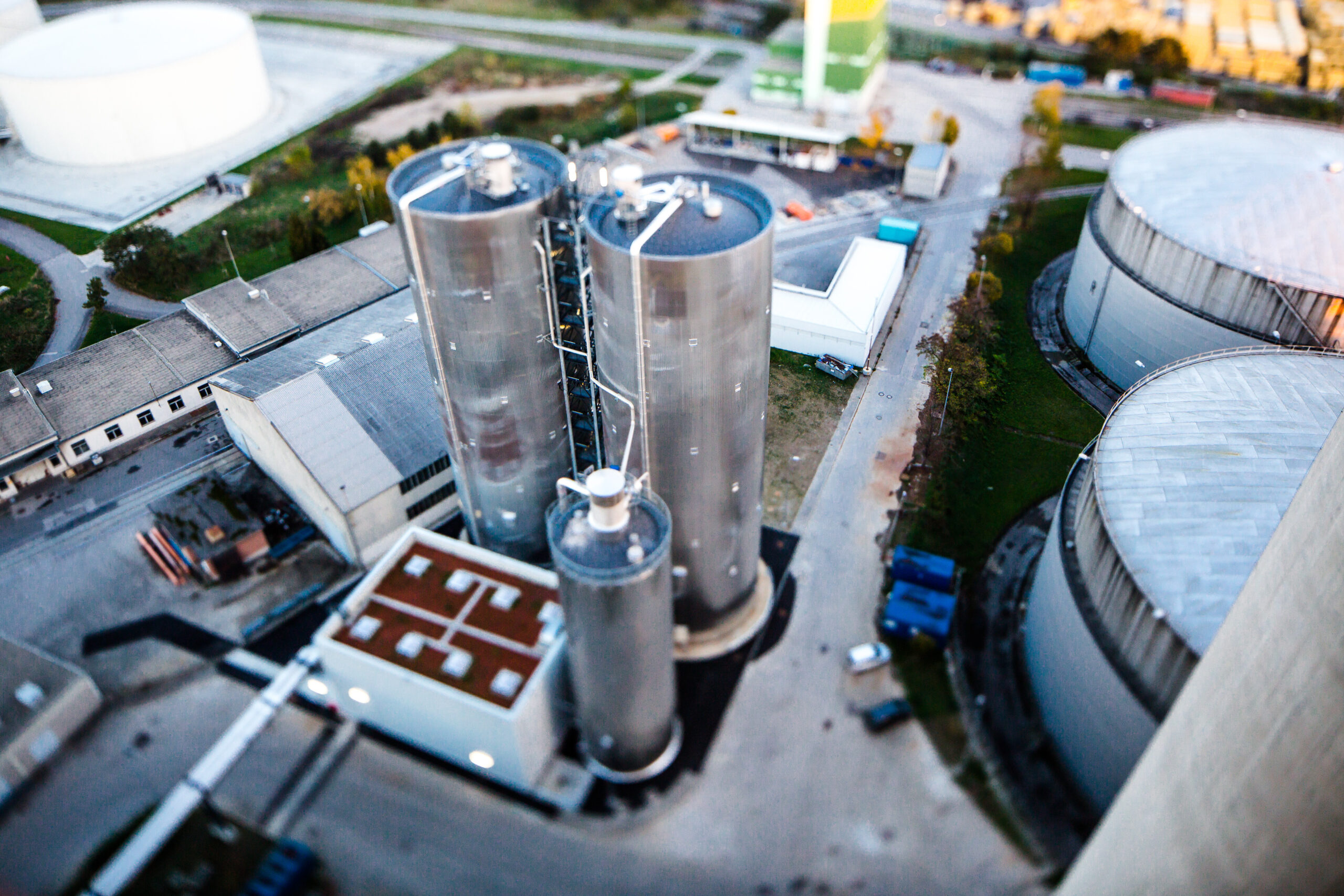 Luftaufnahme des Hochdruckwärmespeichers im Kraftwerk Simmering, umgeben von Gebäuden und Straßen.