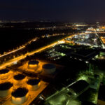 Luftaufnahme eines Industriegebiets bei Nacht.