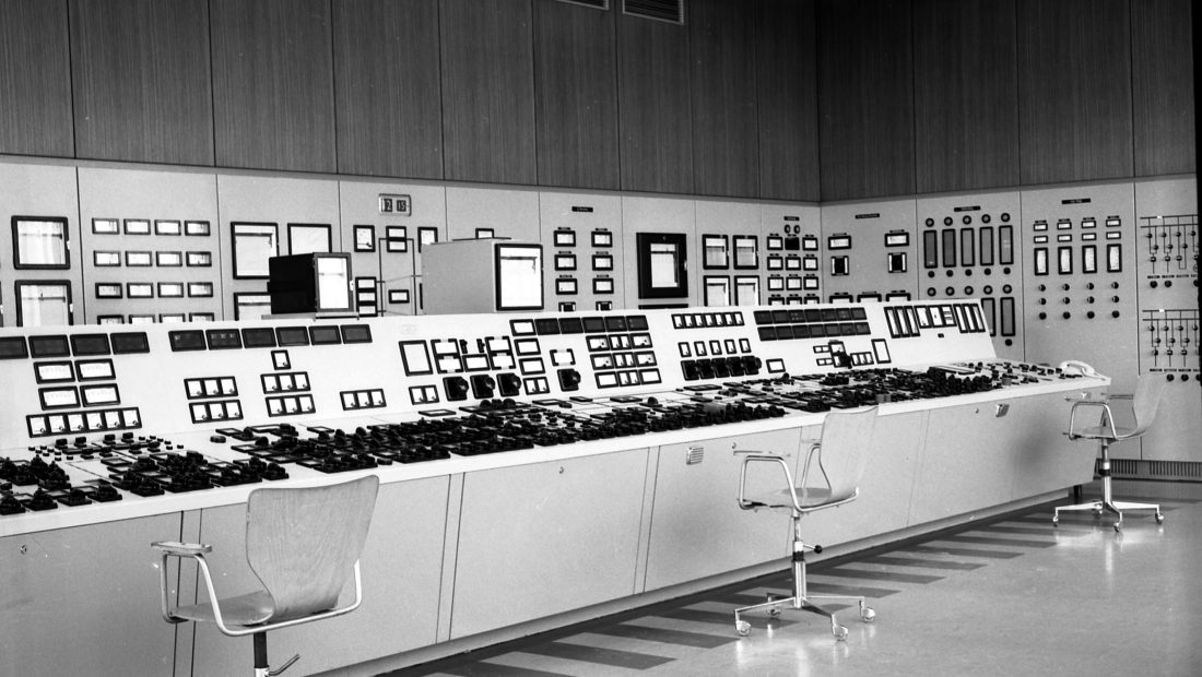 Schwarzweißfoto der Warte im Kraftwerk Simmering, mit Computer und Stühlen. Aufnahme aus dem Jahr 1967.