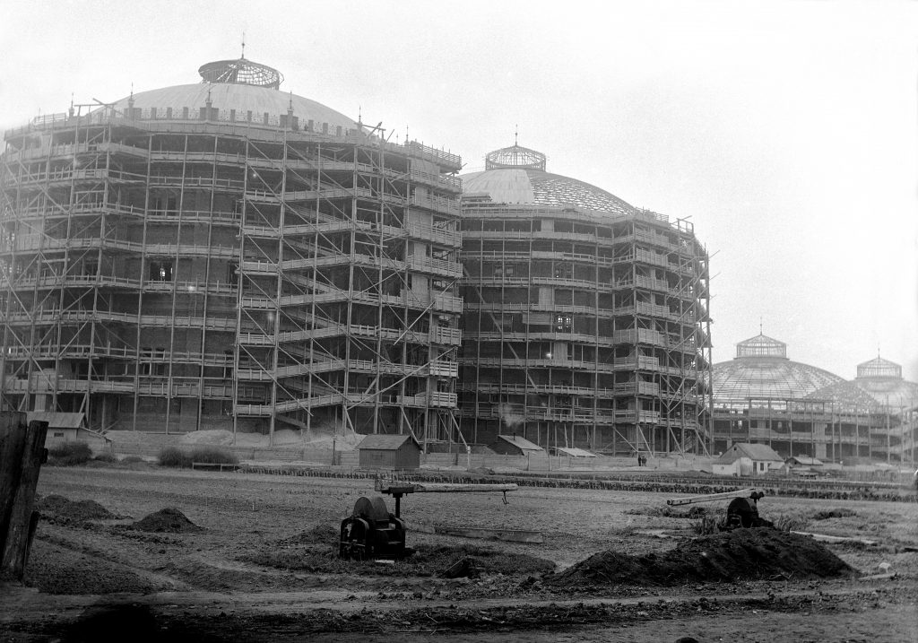 Historisches Foto von großen, im Bau befindlichen Gasometer, die von Gerüsten umgeben sind. Aufnahme aus dem Jahr 1987.