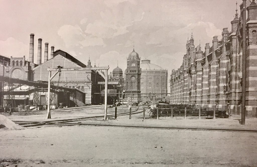 Schwarzweißfoto vom Gaswerk, mit großen Backsteingebäuden und hohen Schornsteinen. Aufnahme aus dem Jahr 1913.