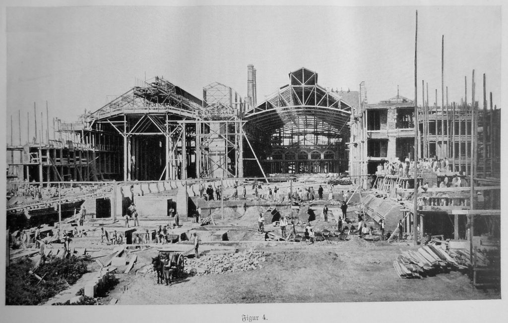 Bild der Gasometer Simmering in Bau. Blick auf das Ofenhaus 1901.