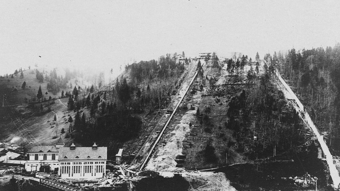 Schwarzweißfoto vom Kraftwerk Opponitz an einem bewaldeten Hang, Anfang/Mitte des 20. Jahrhunderts.