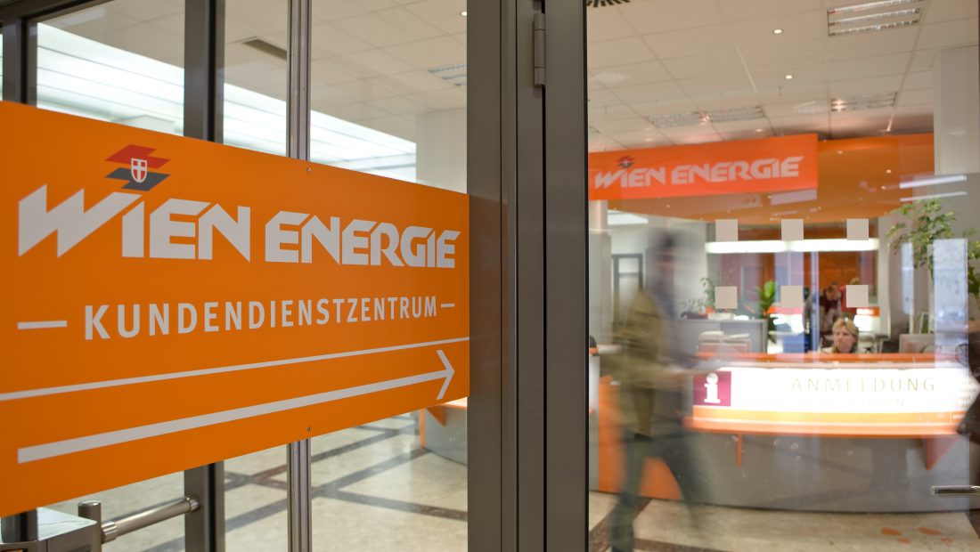 Eingang zum Wien Energie Kundenservicecenter mit orangefarbener Beschilderung und Rezeption in der Spitalgasse.