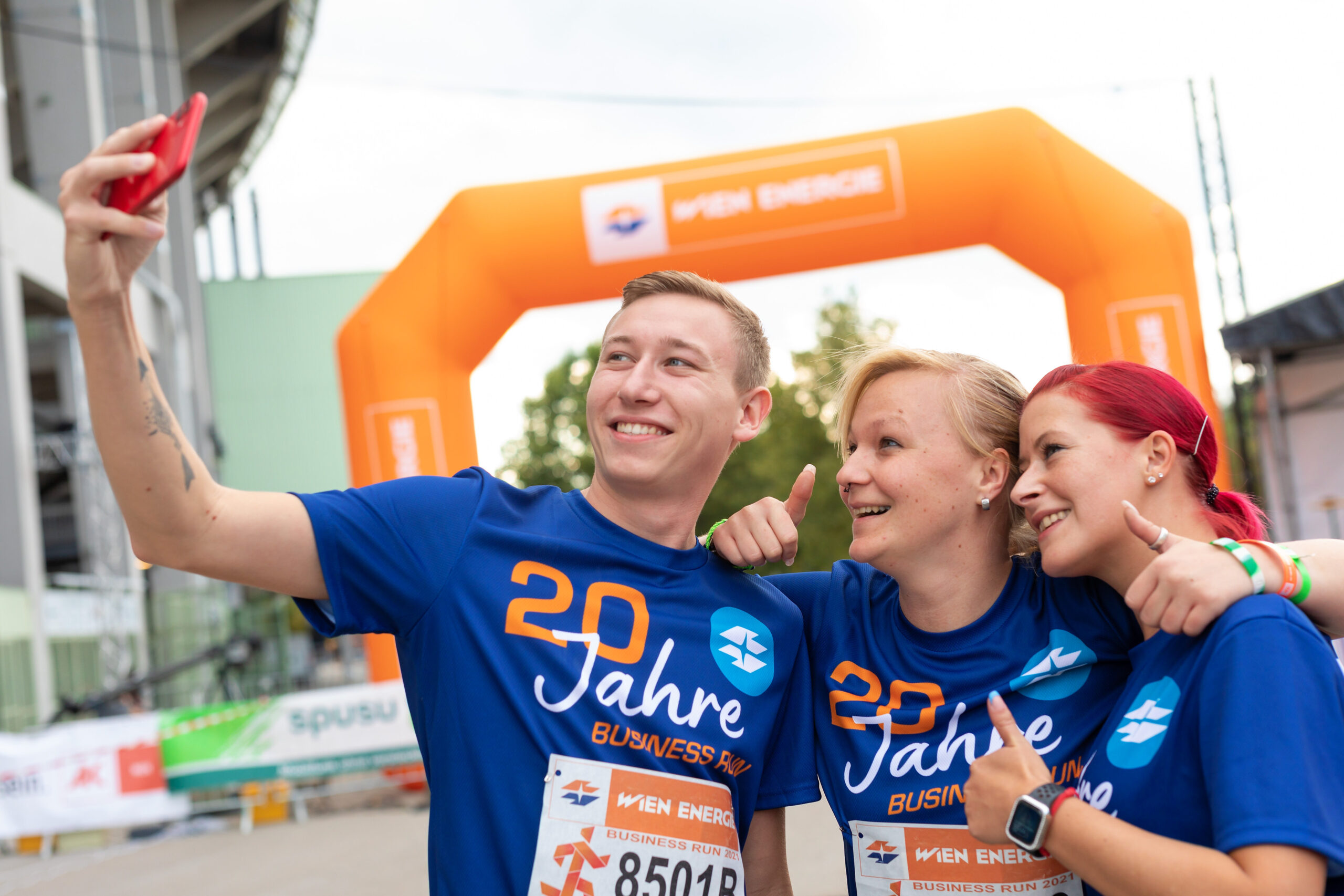 Drei Teilnehmer des Business Run posieren für ein gemeinsames Selfie