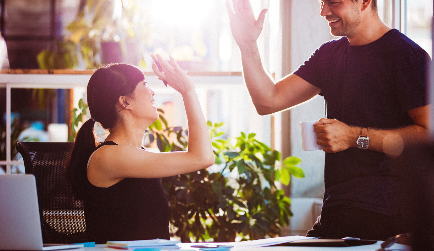 Frau und Mann geben High-Five