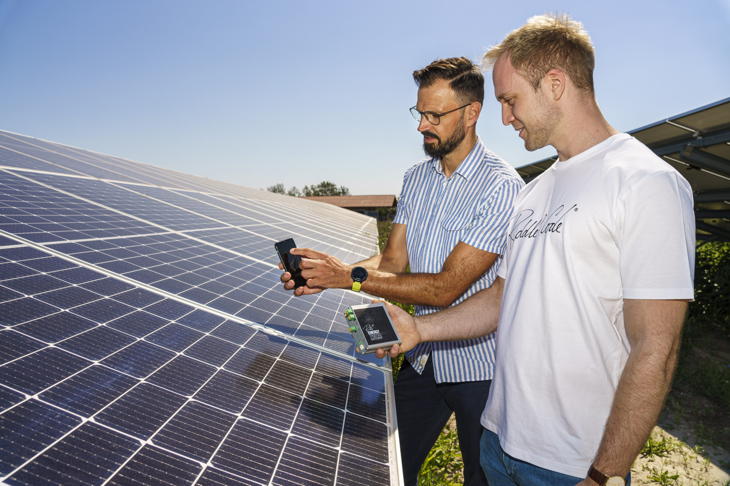 Zwei Männer messen etwas an einem Solarpanel