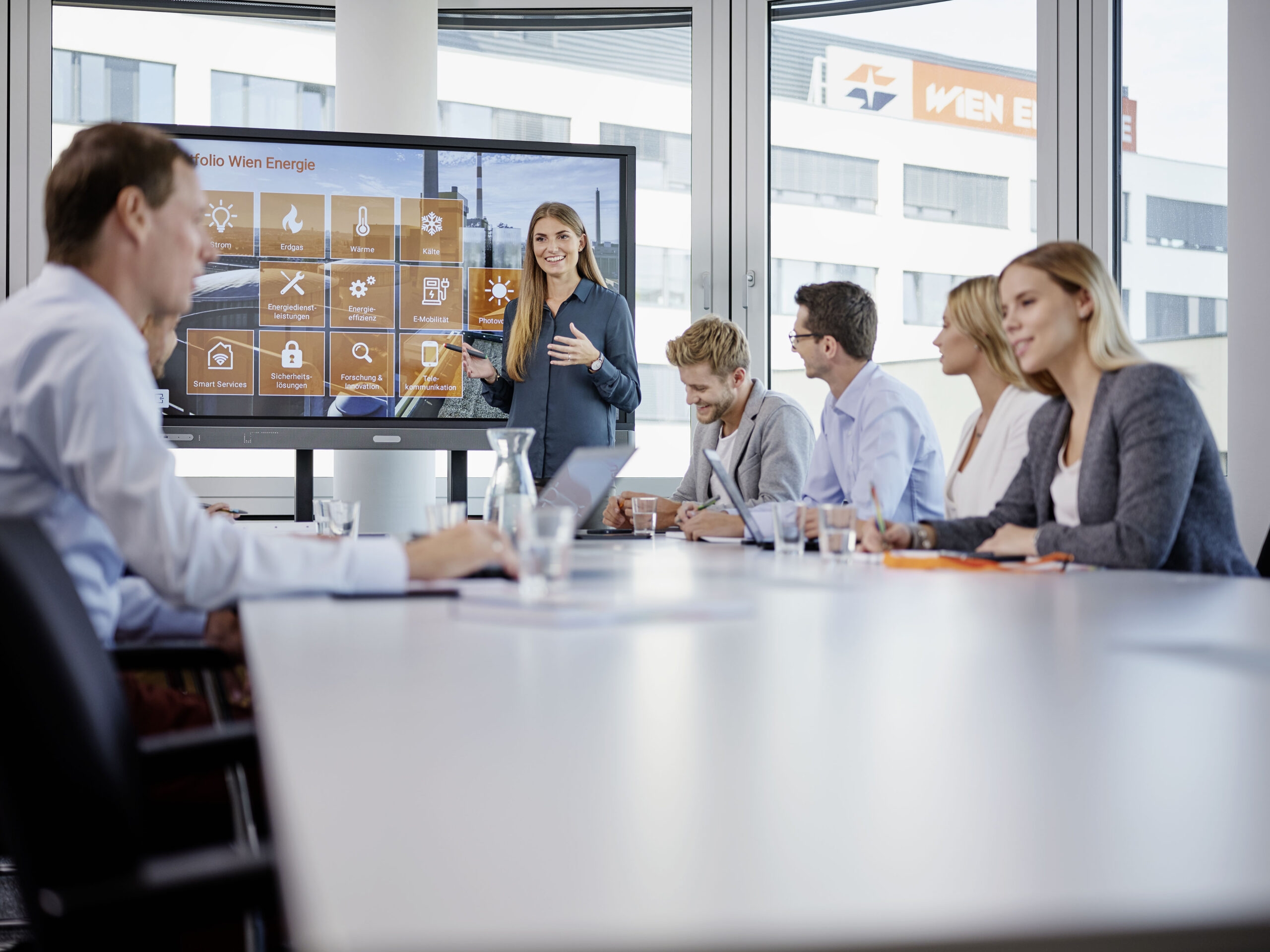 Meetingraum mit mehreren Personen