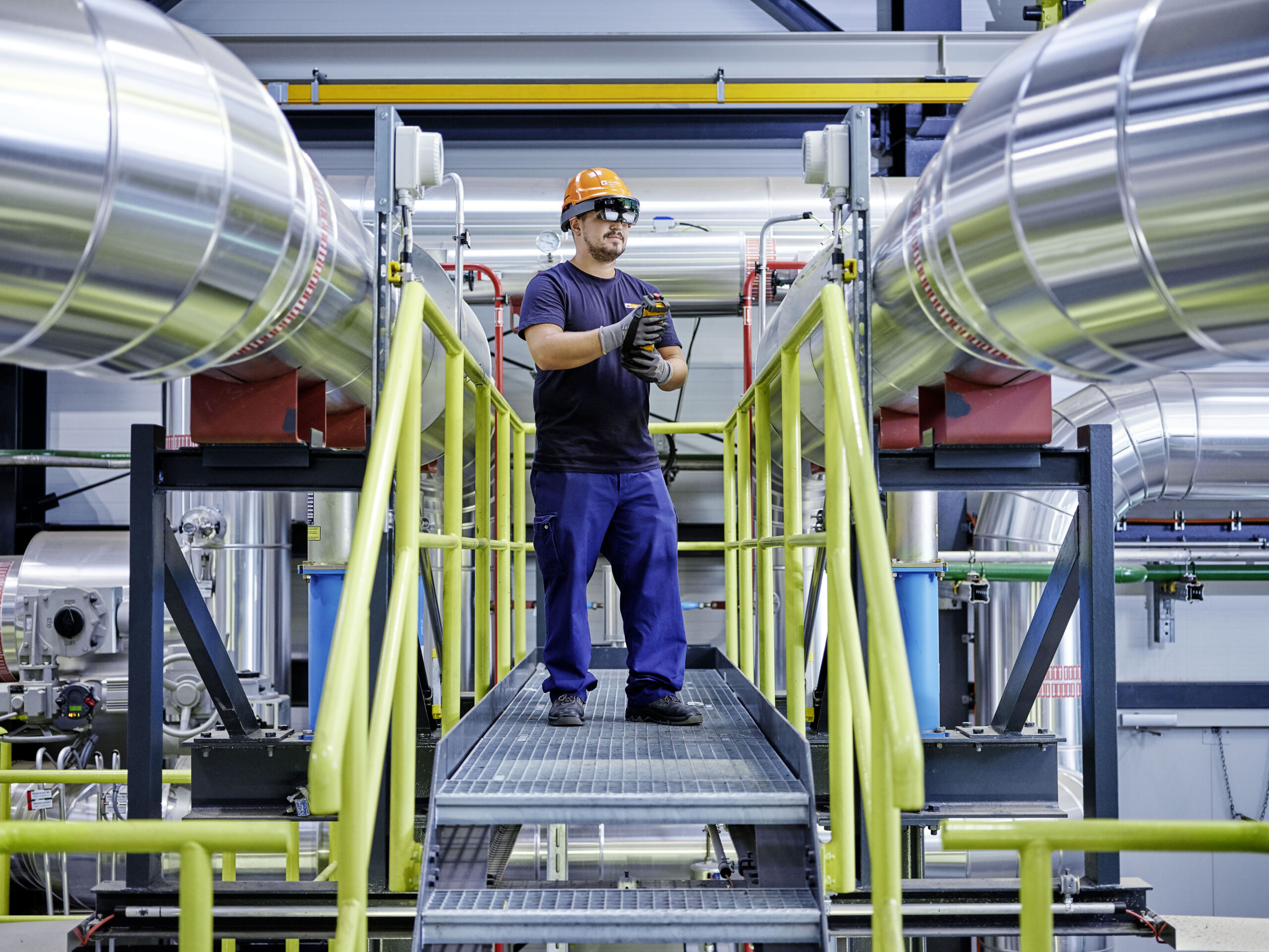 Mitarbeiter im Kraftwerk mit AR Brille