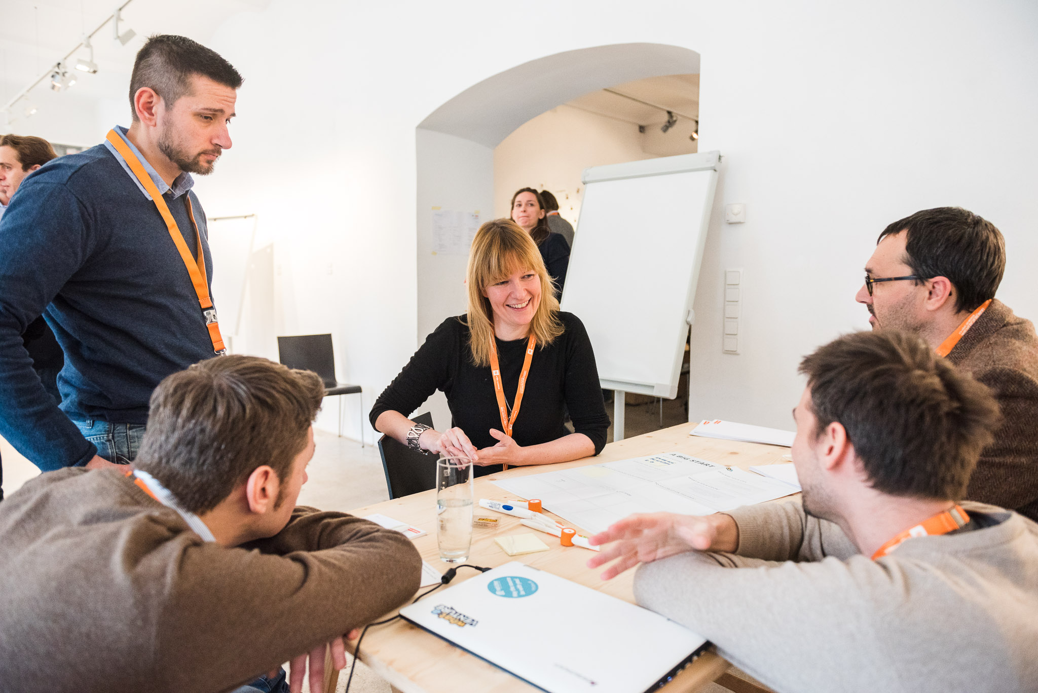 Personen sitzen in einem Workshop