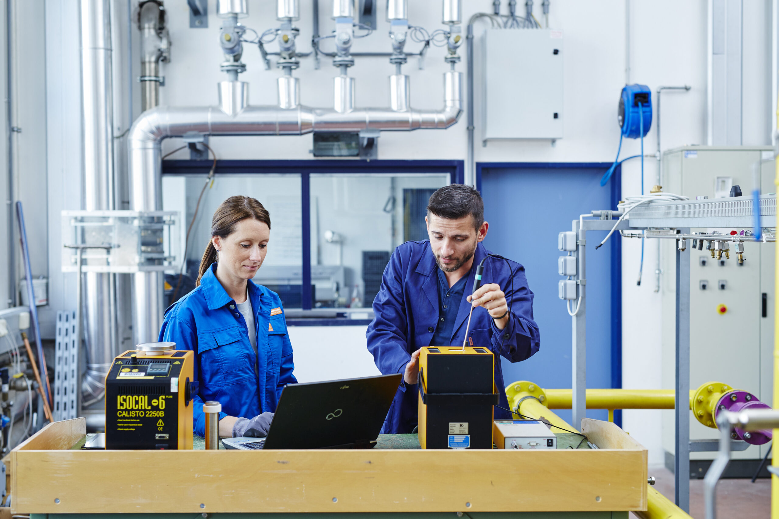 Personen arbeiten in einem Kraftwerk