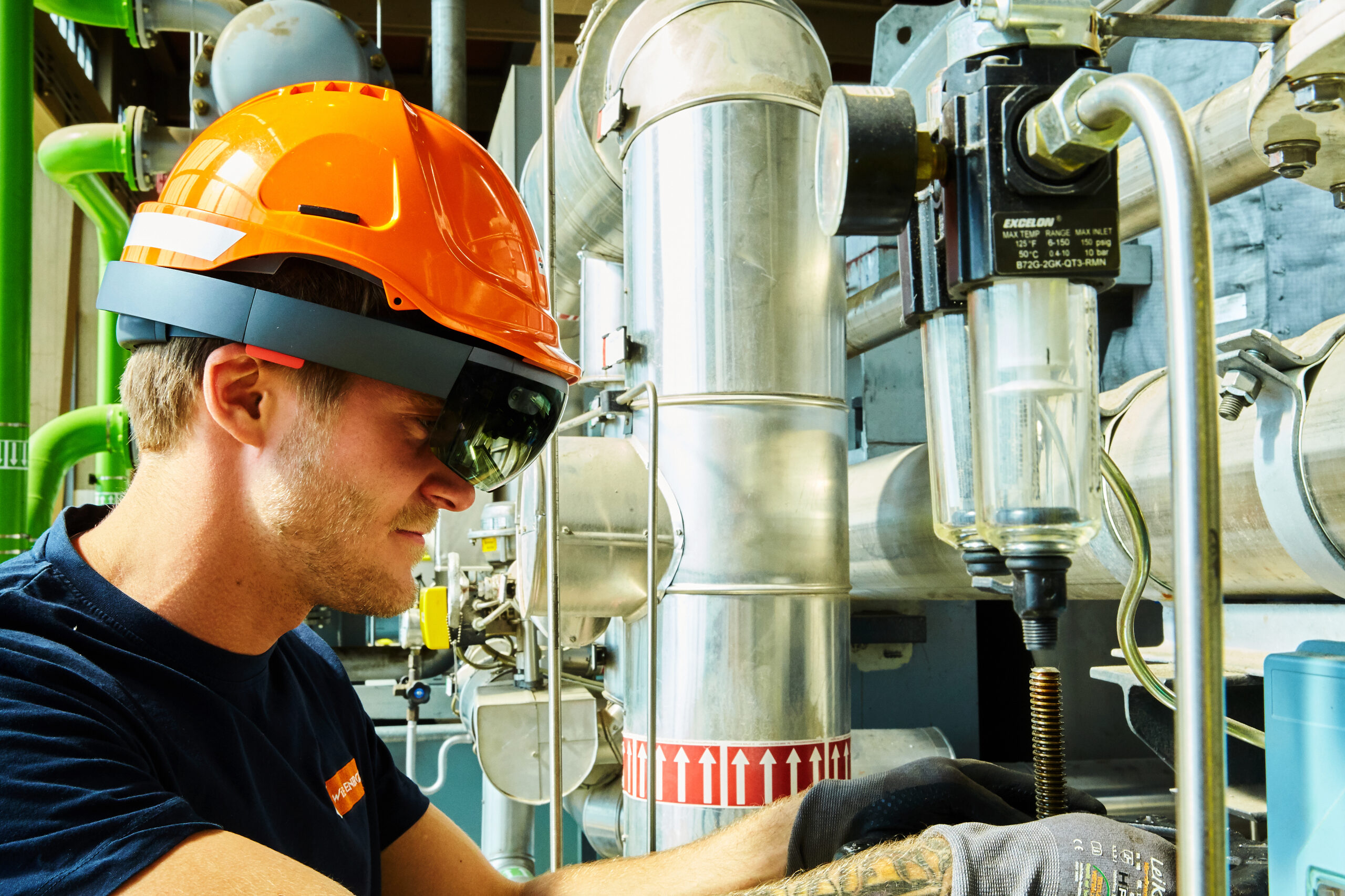 Wien Energie Mitarbeiter mit Helm und AR Brille im Kraftwerk