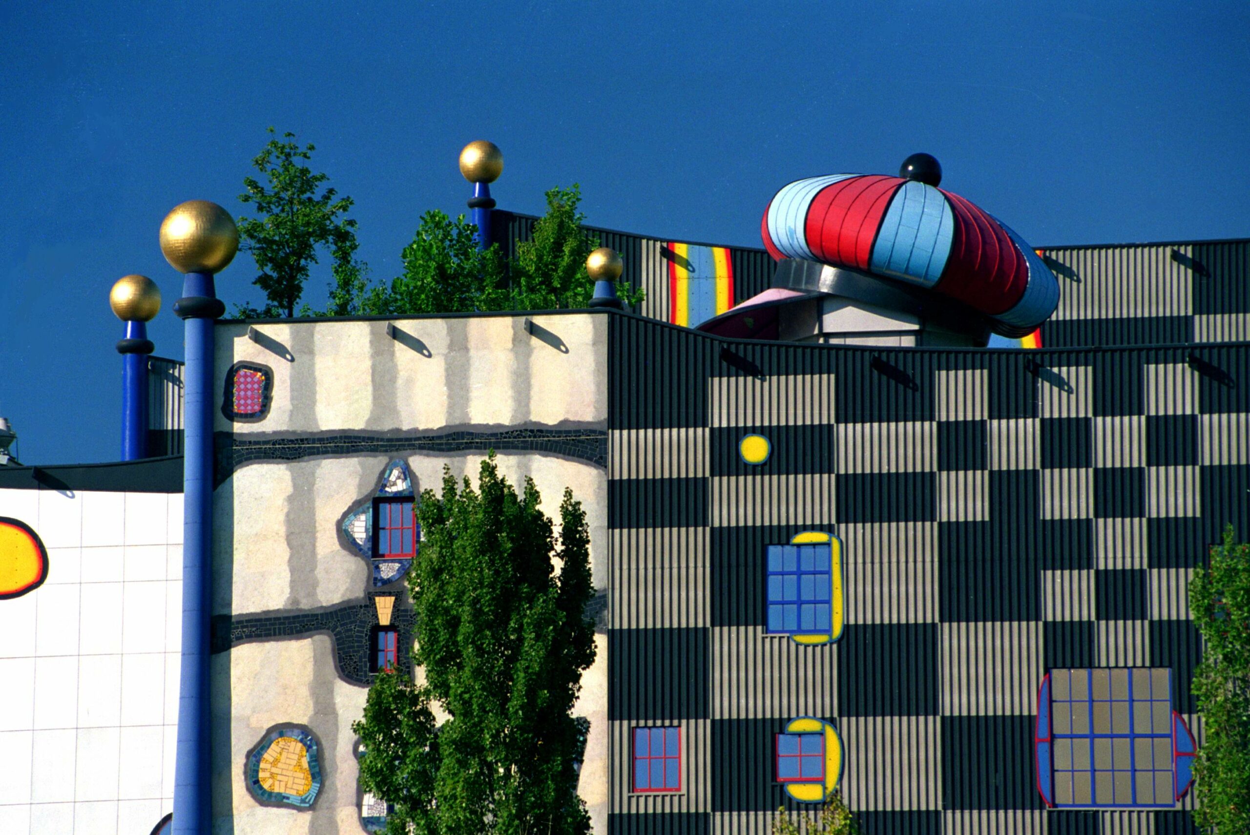 Müllverbrennungsanlage Spittelau mit der Hundertwasser Fassade und dem "Kapperl" auf der Anlage.