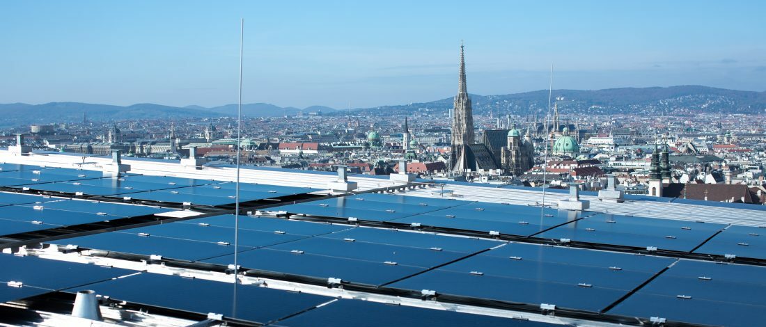 Sonnenkollektoren auf dem Dach von "Wien Mitte - The Mall". Im Hintergrund ist das Wiener Stadtbild zu erkennen.