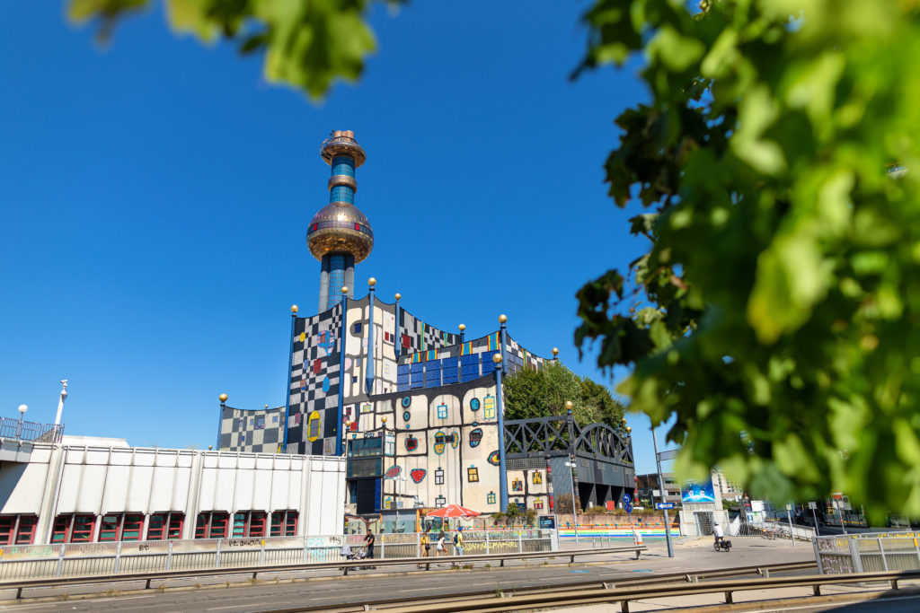 Spittelau Außenansicht Fassade und goldene Kugel.