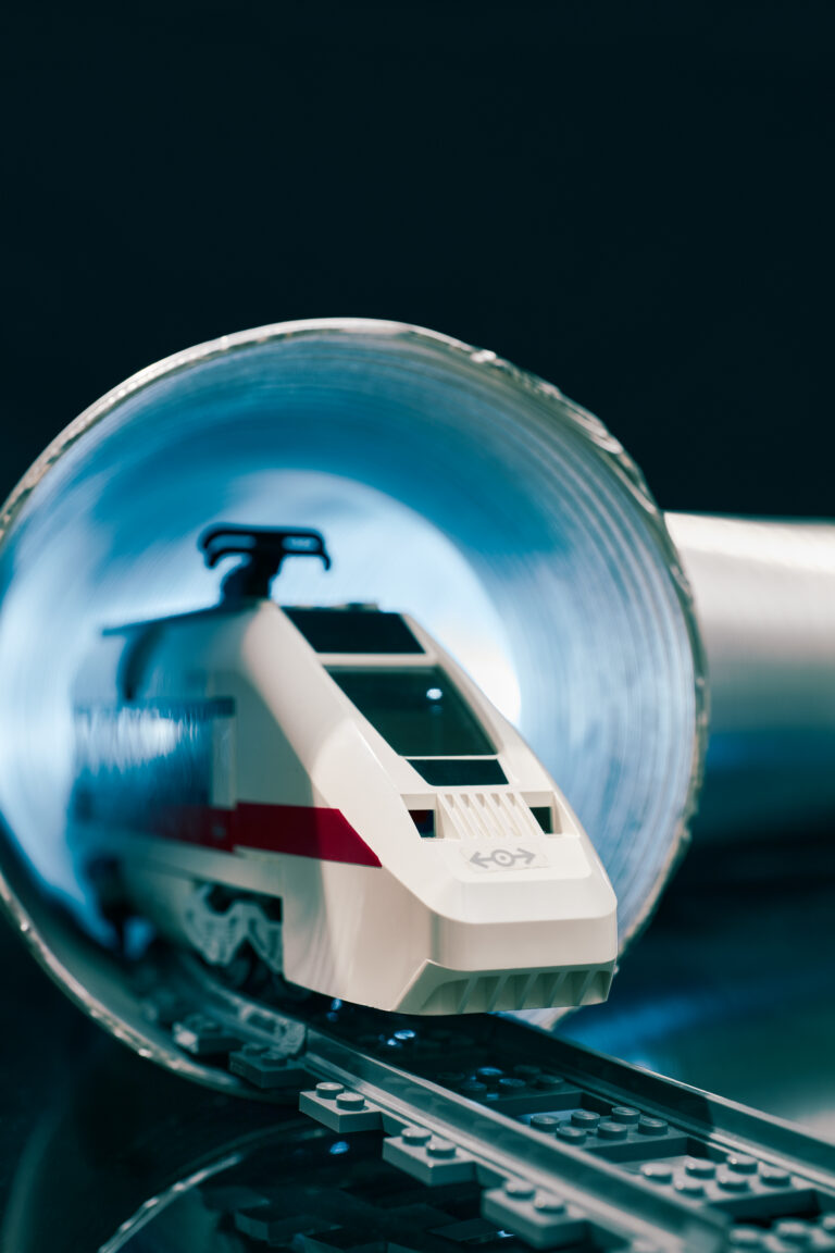 Ein Legozug fährt durch einen Tunnel.