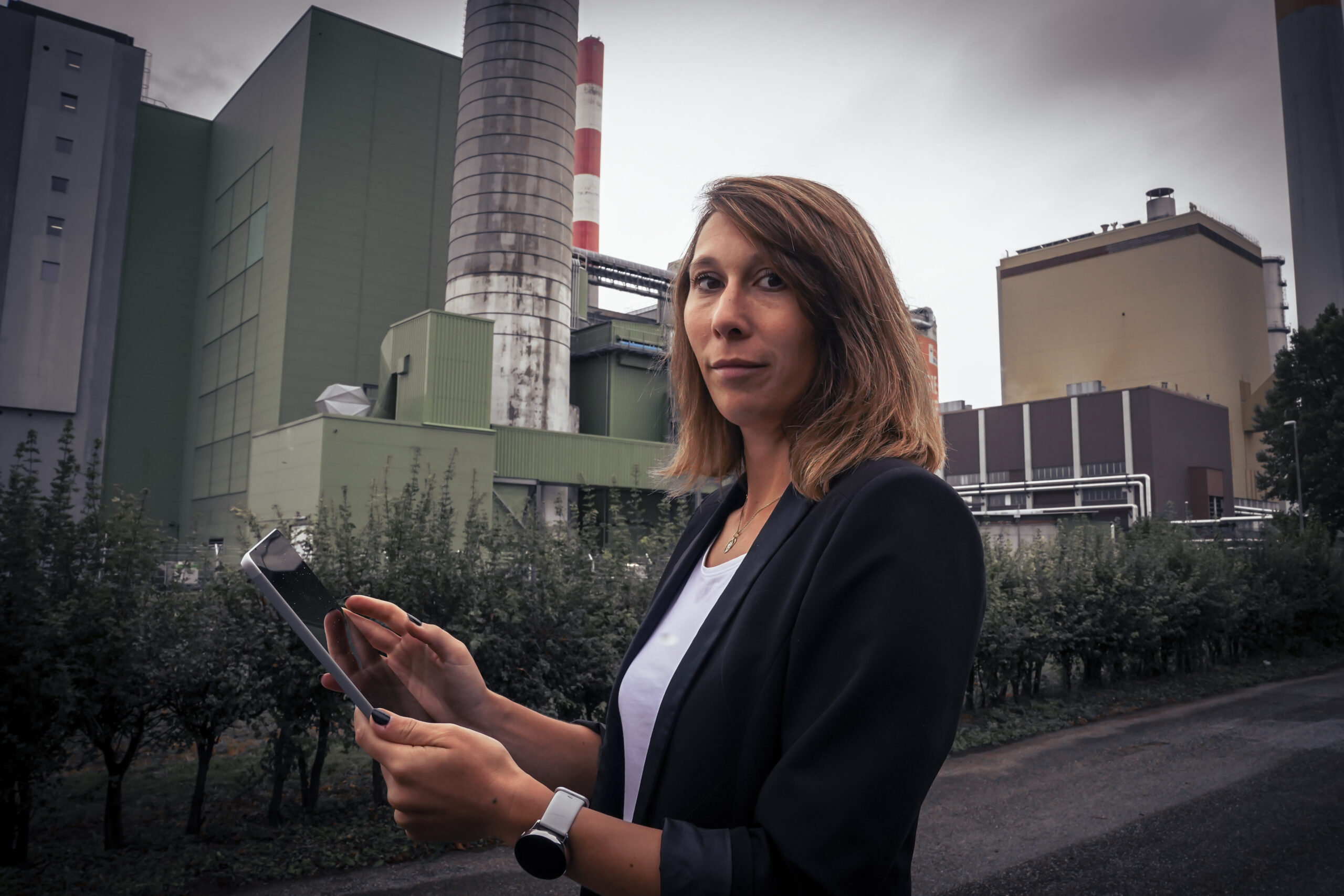 Michaela Kilian vor dem Kraftwerk Simmering.