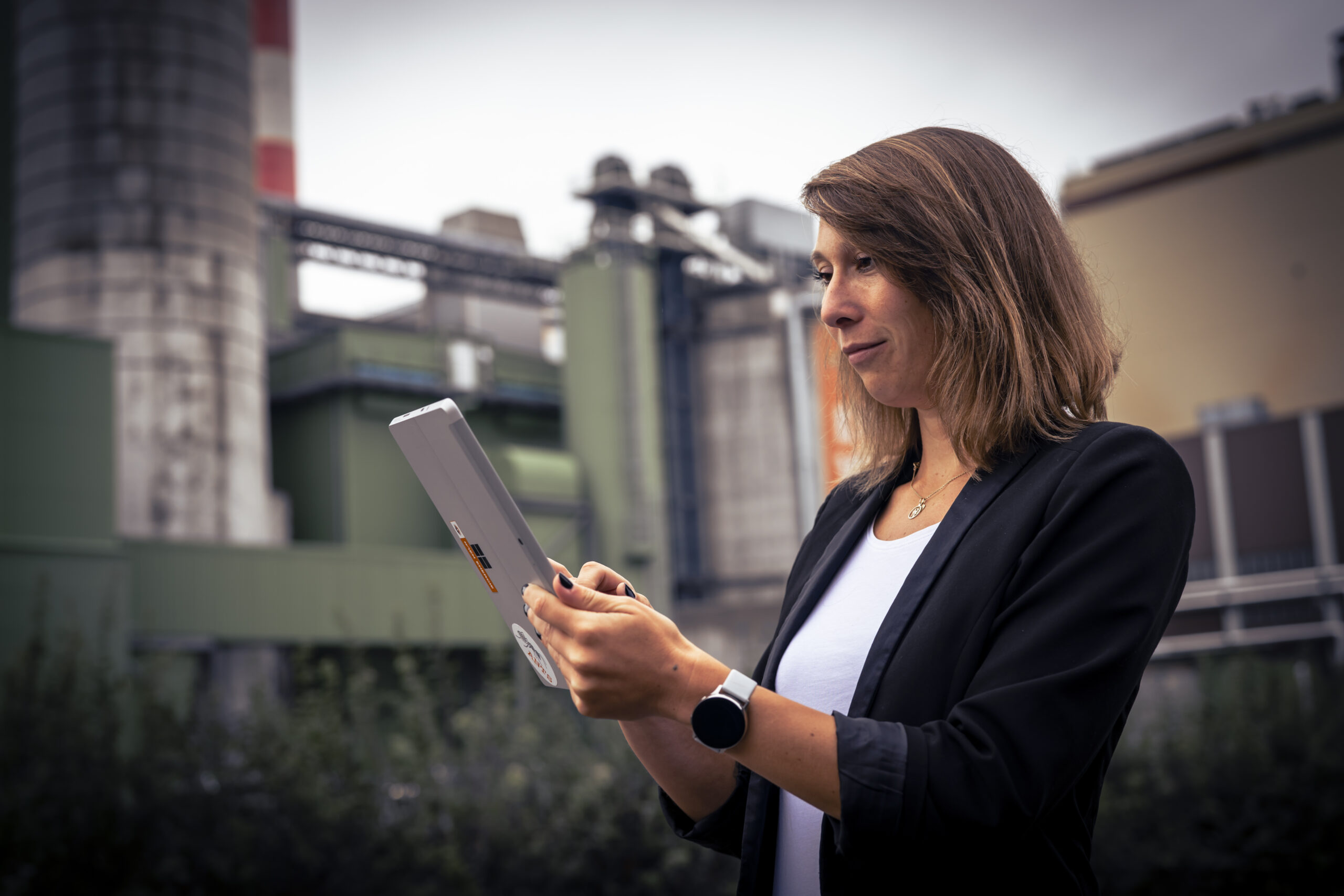 Michaela Kilian nutzt ein Tablet im Kraftwerk Simmering.