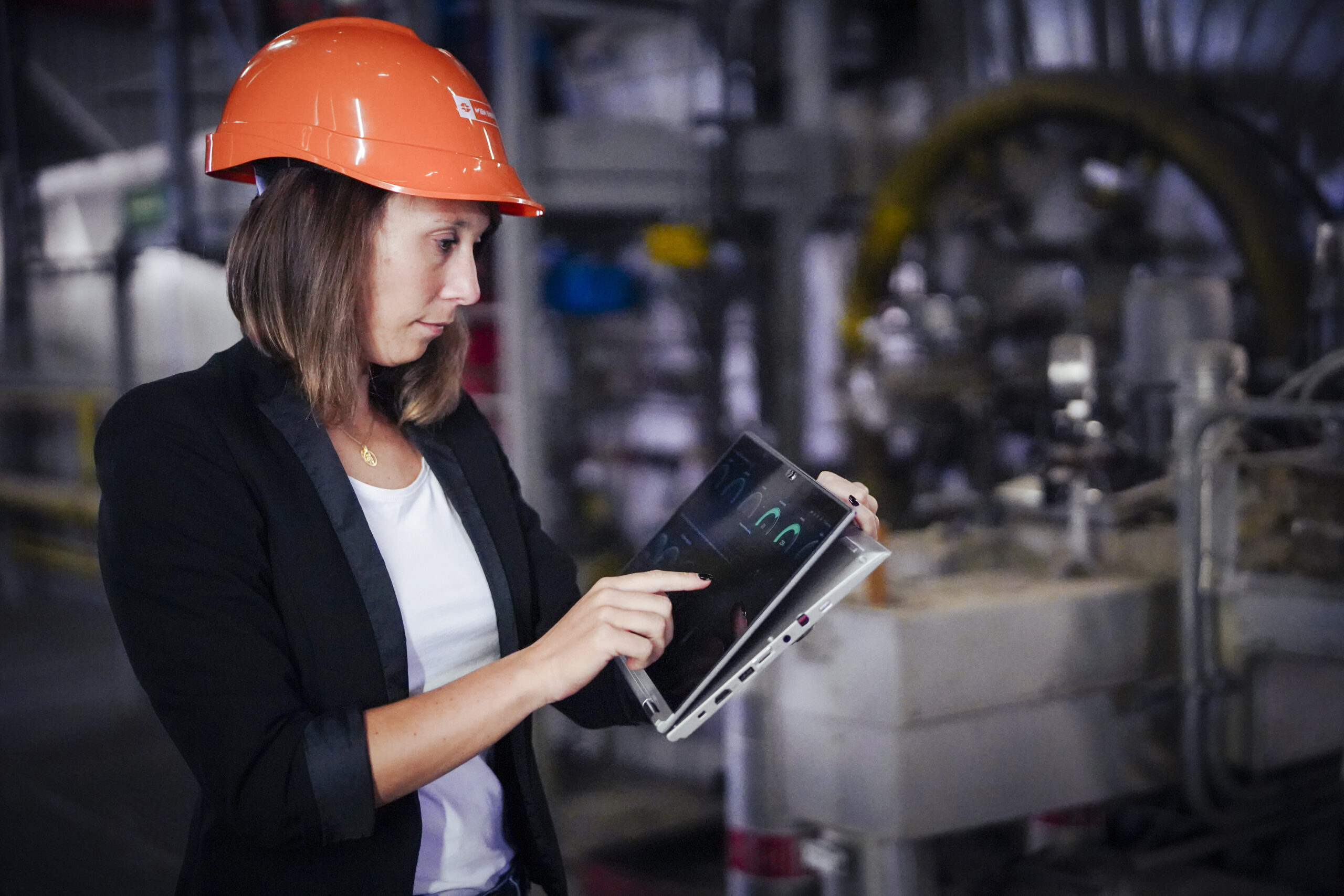 Michaela Kilian mit Tablet in der Hand im Kraftwerk Simmering.