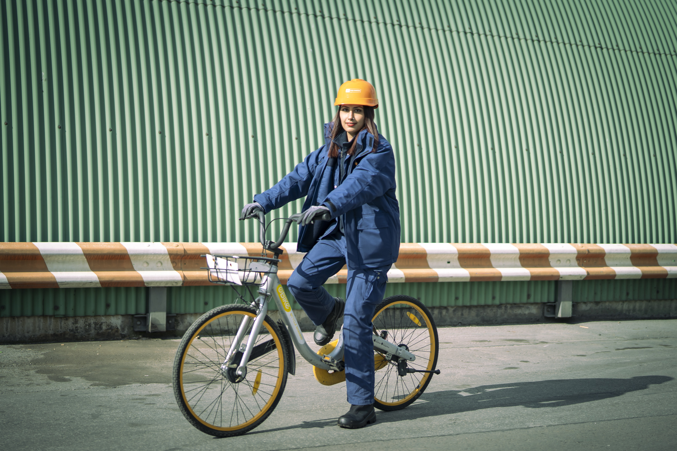 Um am riesigen Gelände schneller von A nach B zu kommen, stehen den Mitarbeiter*Innen Fahrräder zur Verfügung.