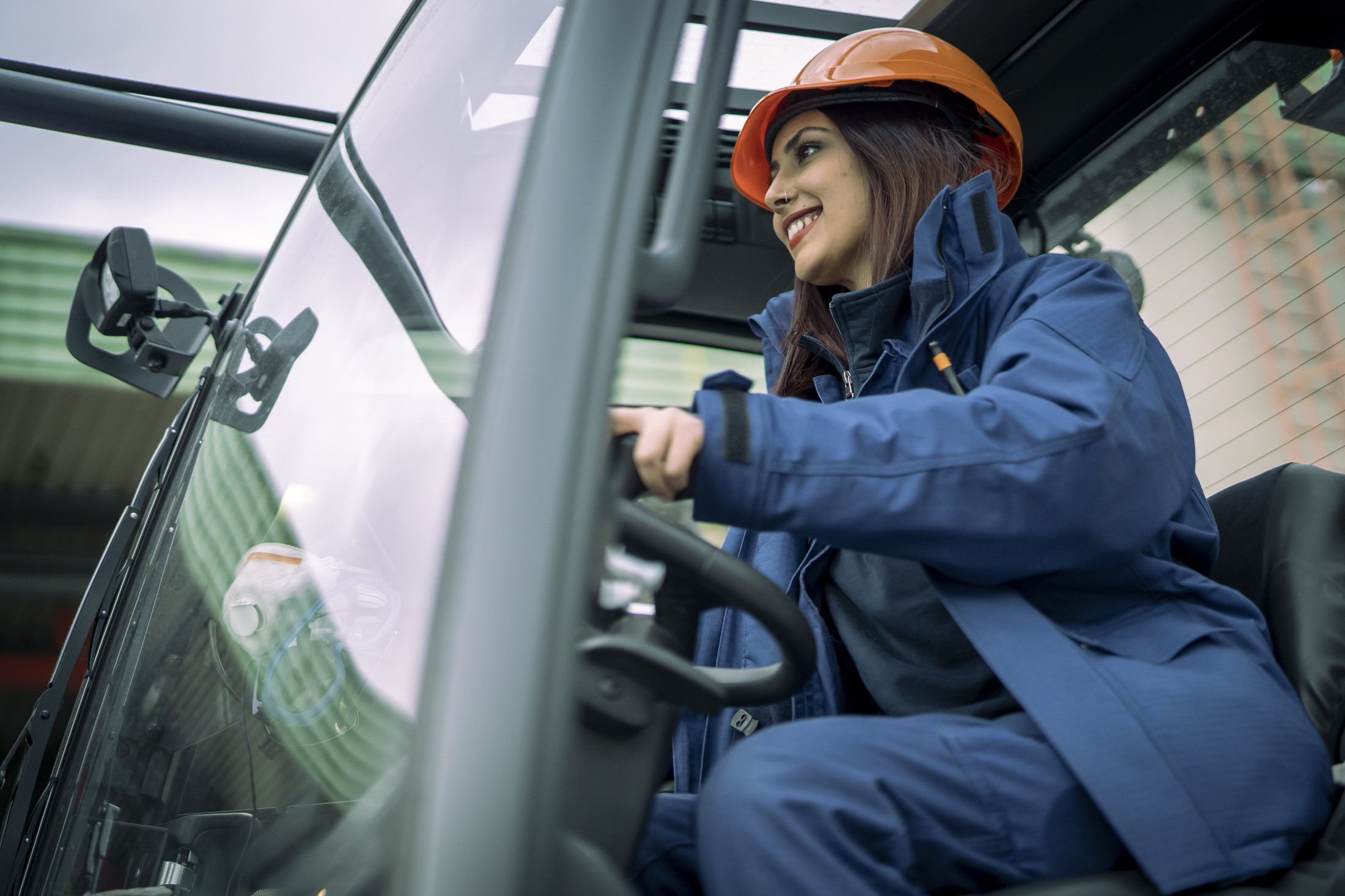 Im Gabelstapler fahren kann Tahira keiner ihrer männlichen Kollegen was vormachen.