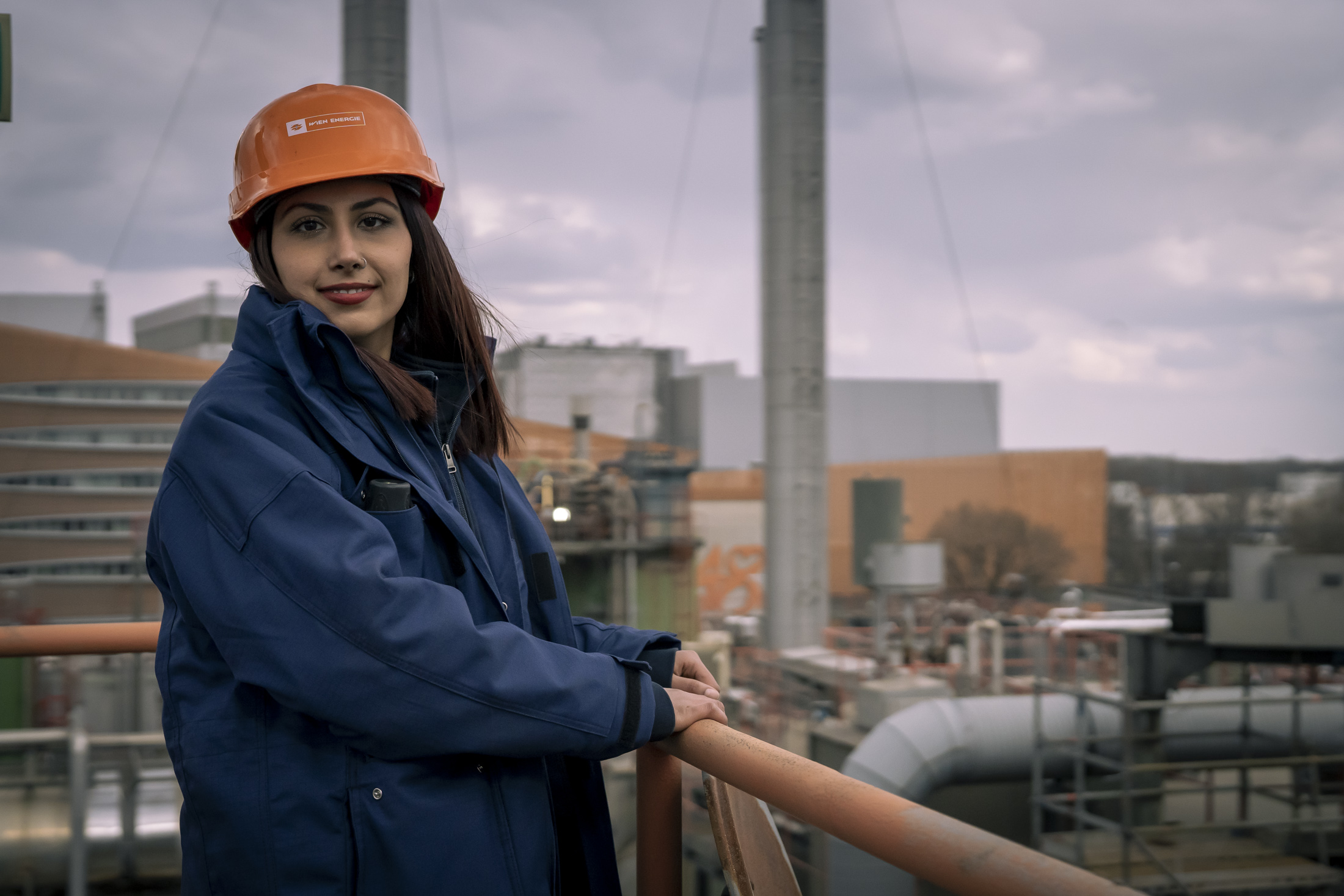 Tahira an einem der höchsten Punkte mit Blick über die Simmeringer Haide.