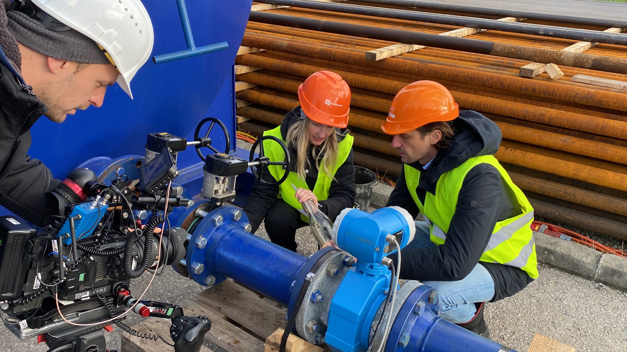Helene schraubt an einem großen Rohr