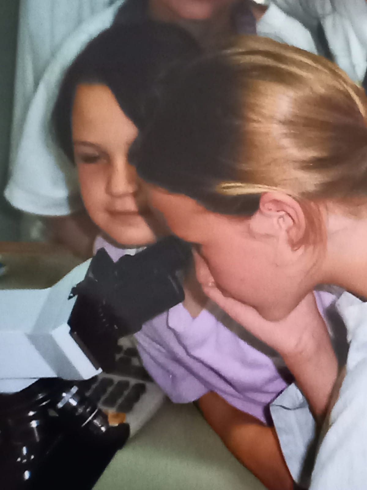 Helene beim Mikroskopieren als Kind.