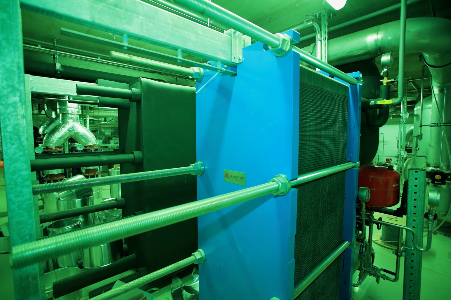 Der Raum leuchtet grün, umfangreiches Die clevere Integration der Abwärmenutzungstechnologie macht diese Anlage nicht nur effizient, sondern auch umweltfreundlich.