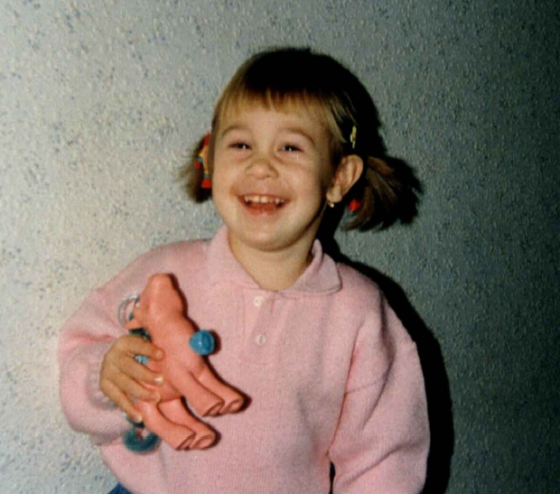 Michaela, als sie noch ganz klein war. Das kleine Spielzeugpferd ist heute übrigens ein waschechtes geworden.