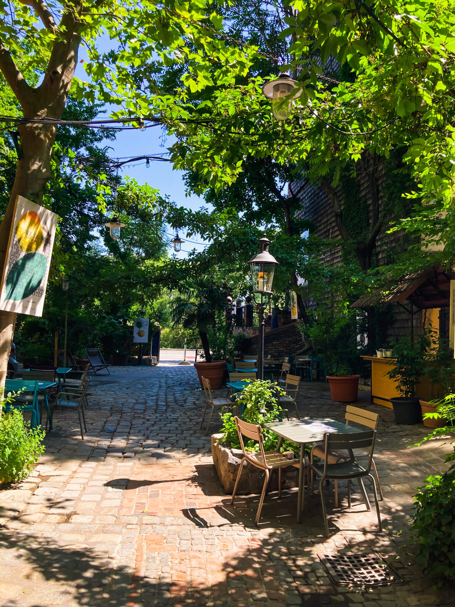 Sonniger Tag vor dem Kunsthaus in Wien