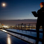 Drohnenwartung einer Photovoltaikanlage bei Nacht.