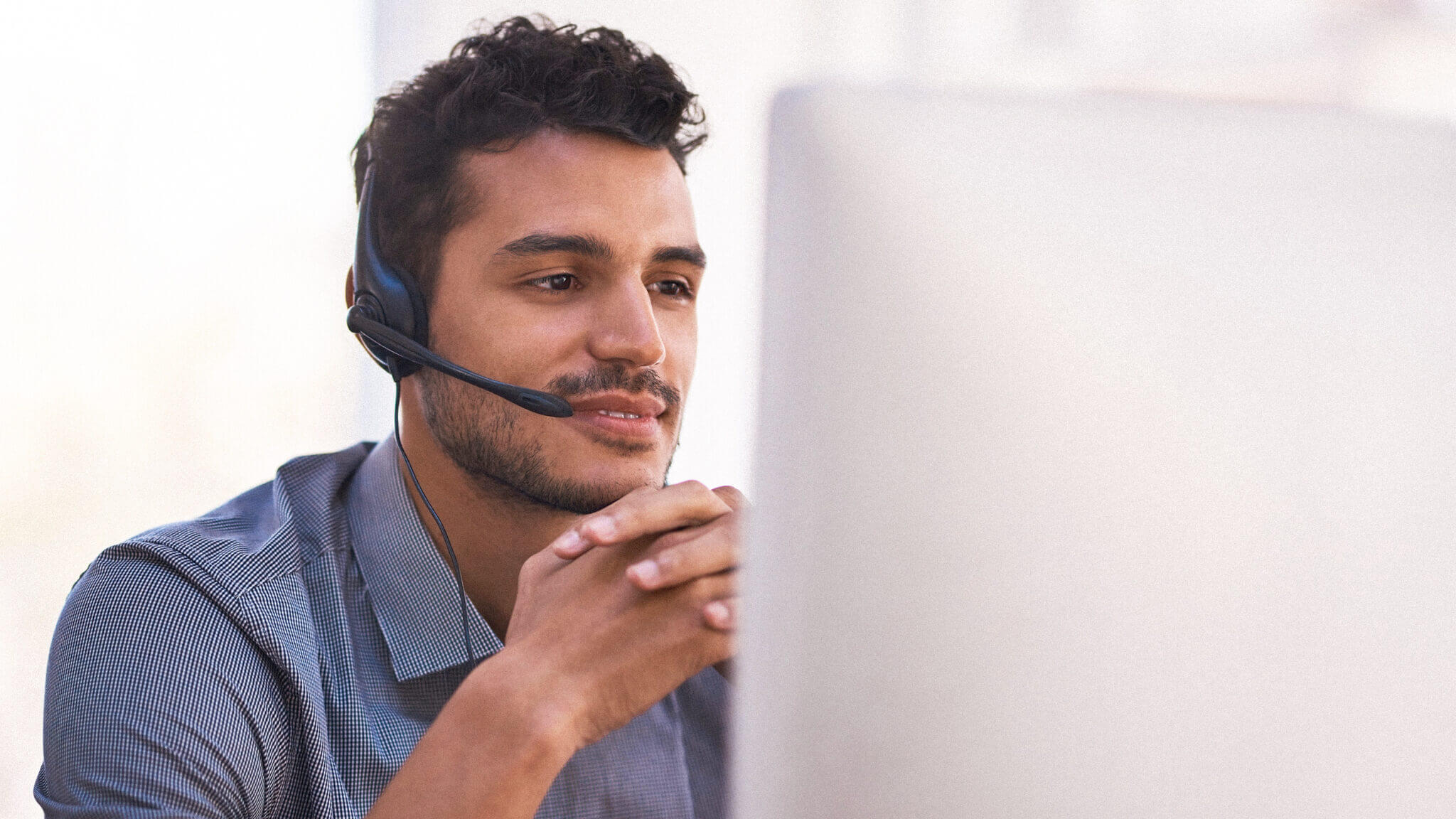 Junger Mann in einer online Besprechung.