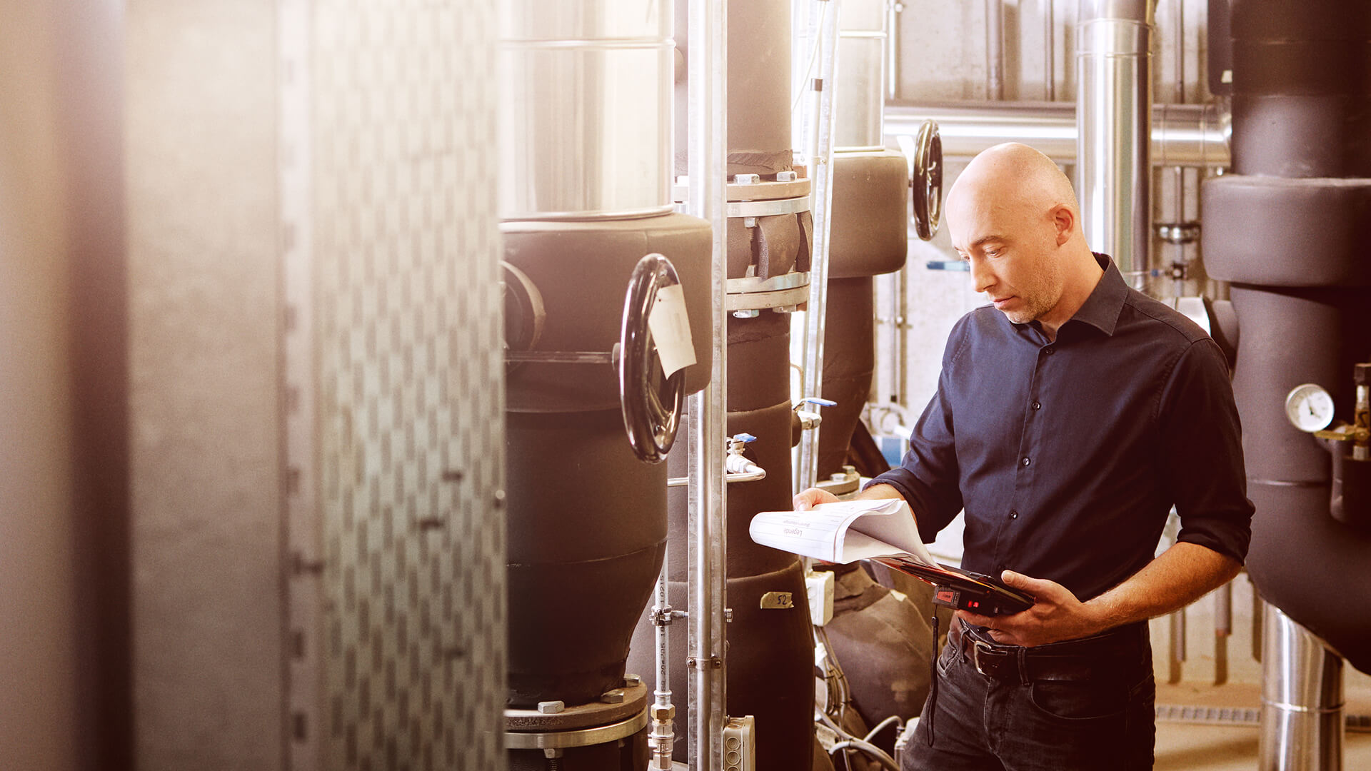 Wien Energie Mitarbeiter bei einer Fernkältezentrale