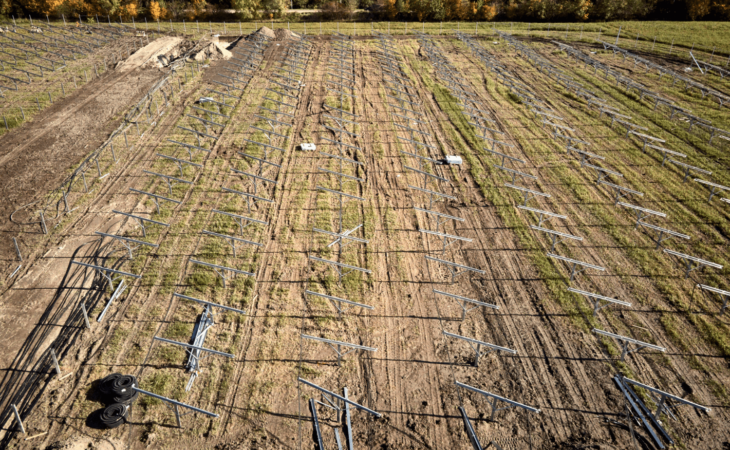 Bau der Photovoltaik-Anlage Schafflerhofstraße in Wien Donaustadt. Die Metallkonstruktion wird aufgestellt.