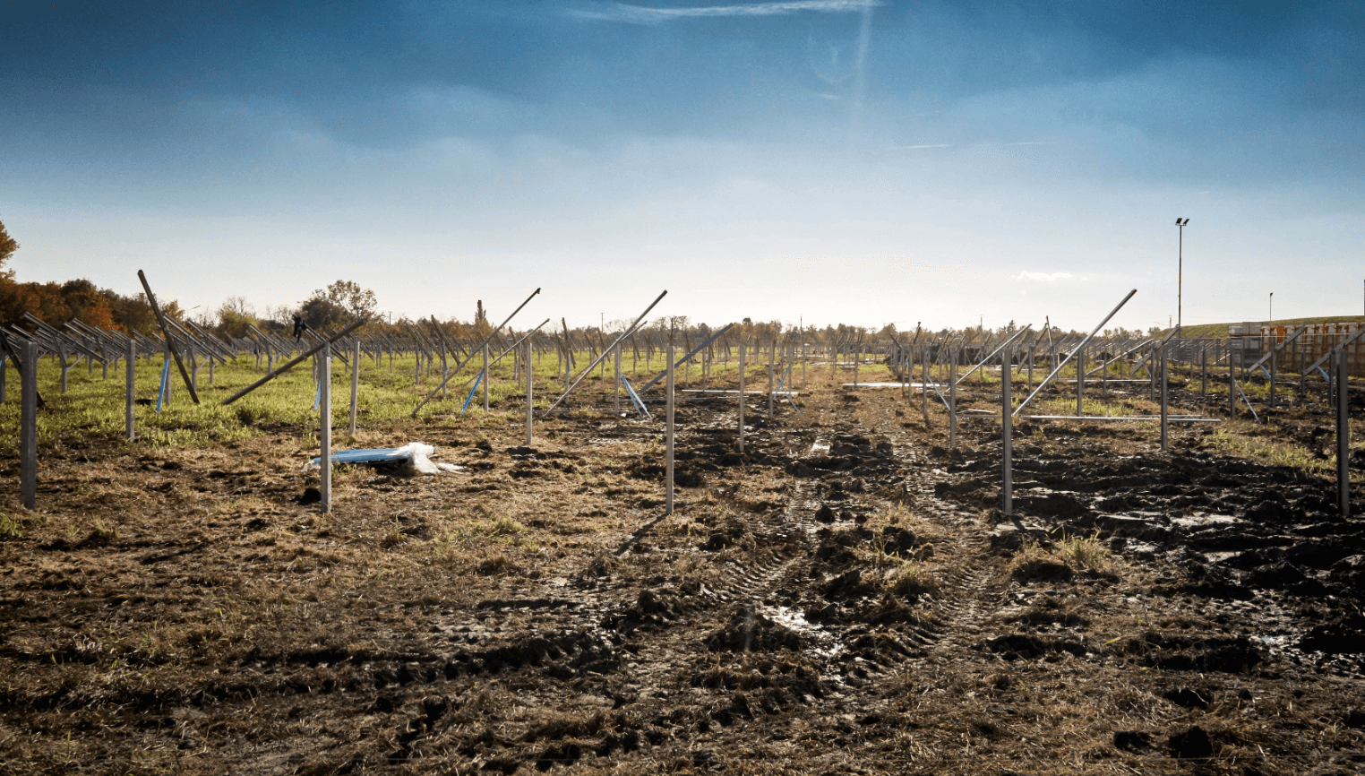 Bau der Photovoltaik-Anlage Schafflerhofstraße in Wien Donaustadt. Die Metallkonstruktion wird aufgestellt.