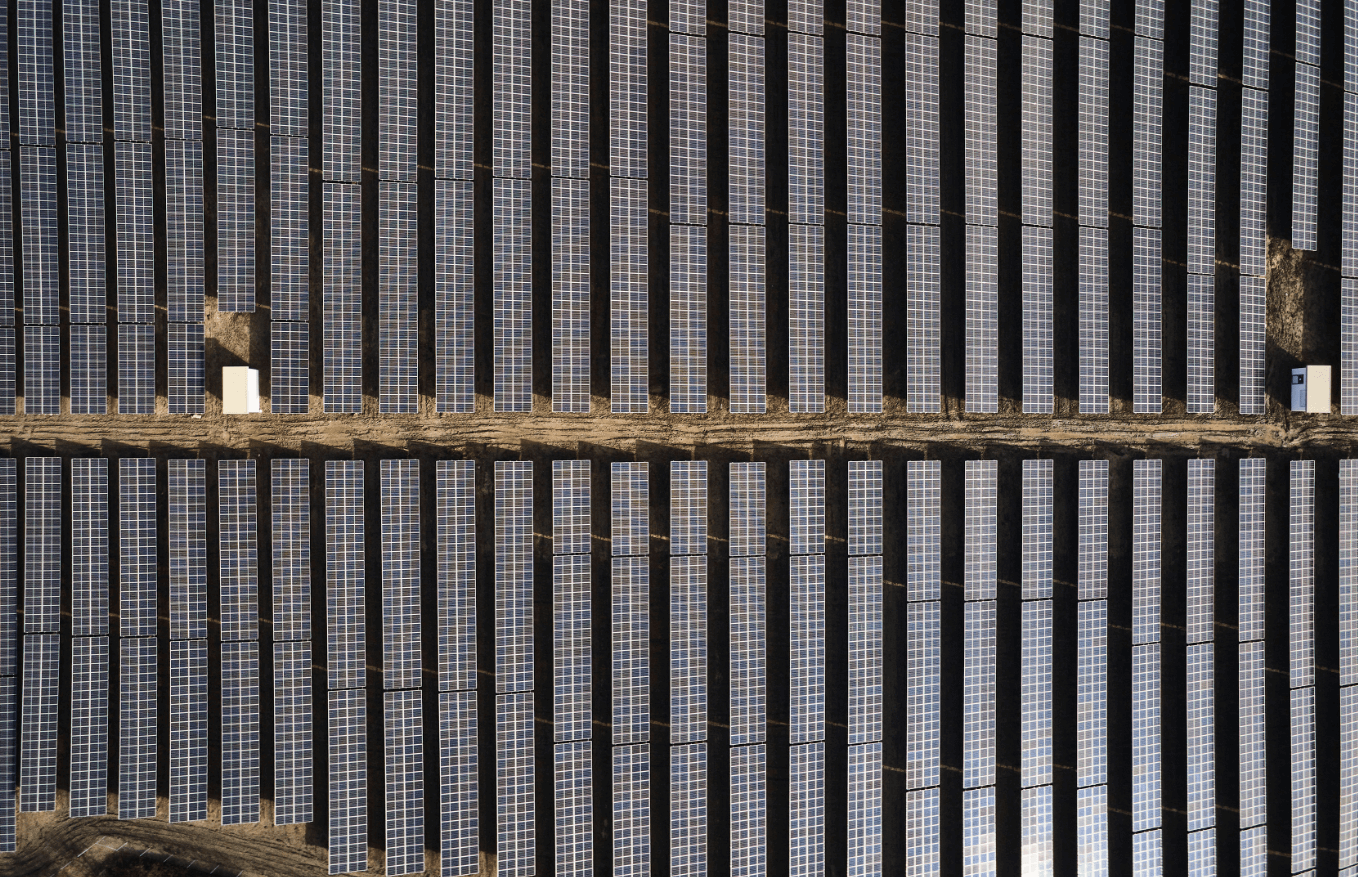 Fertige Photovoltaik-Anlage Schafflerhofstraße von oben bei Sonnenschein.
