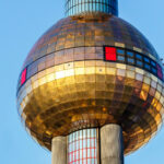 Die goldene Kugel auf dem Turm der Müllverbrennungsanlage Spittelau.