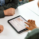 Infos über Energiegemeinschaften auf einem Tablet