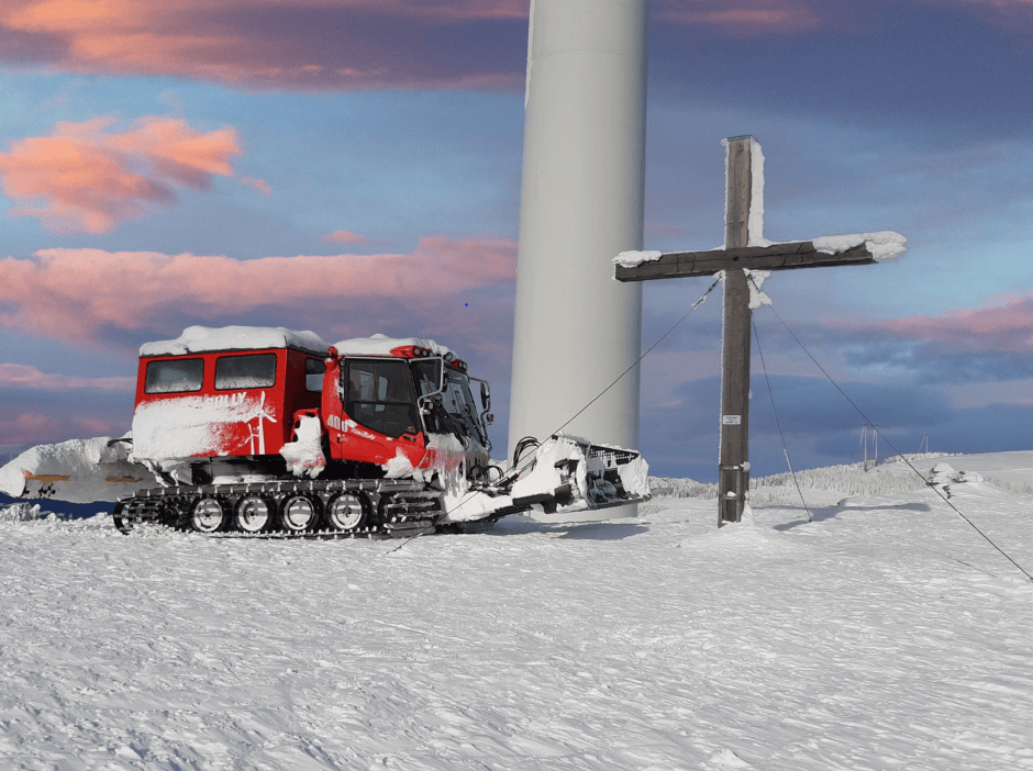 Pistenraupe beim Windpark Steinriegel im Einsatz.
