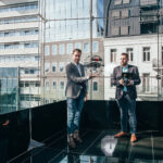 Die zwei Startup-Gründer Michael Elias und Patrick Enzinger auf deinem Dach.