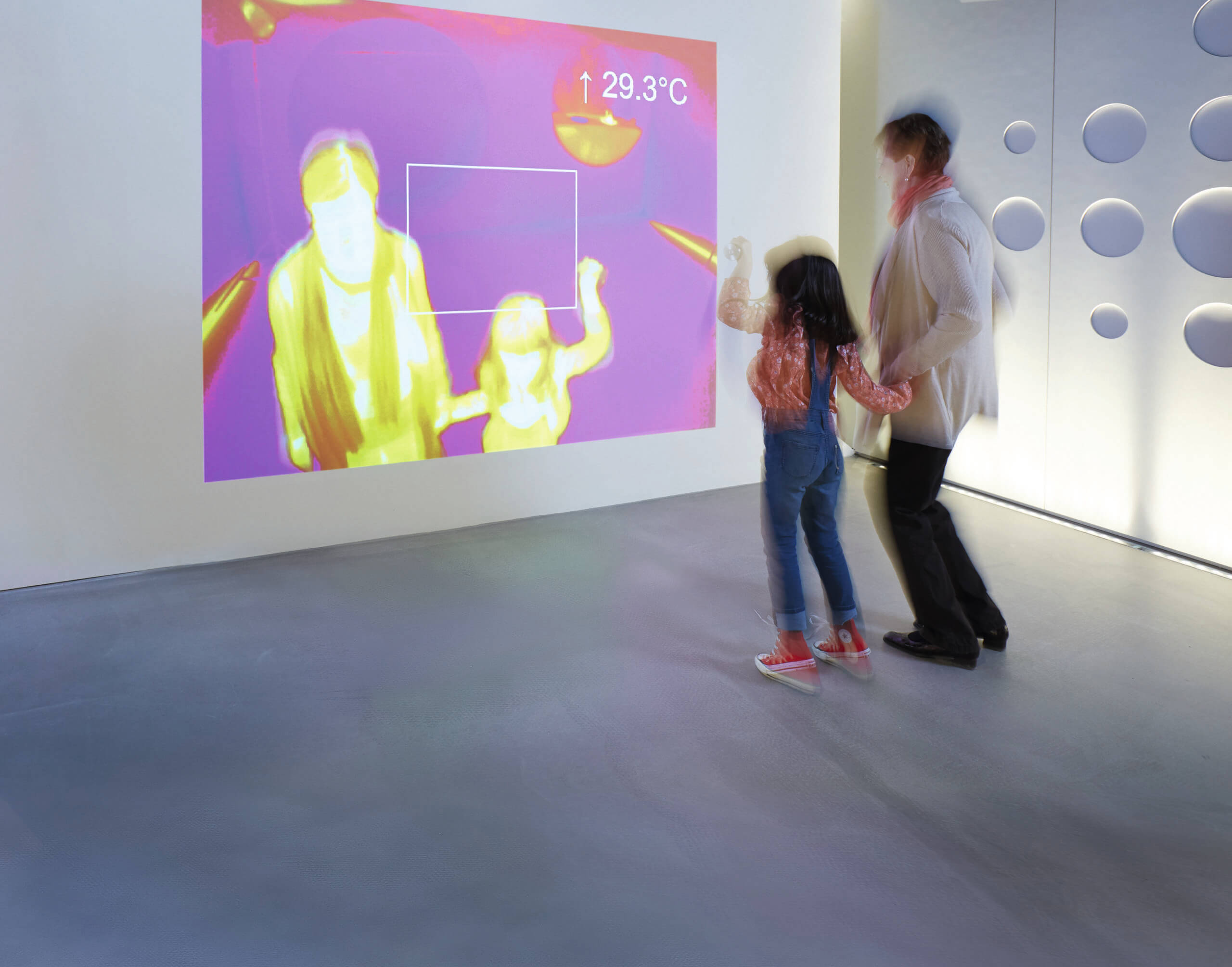 Mutter und Tochter in der Wien Energie Erlebniswelt.