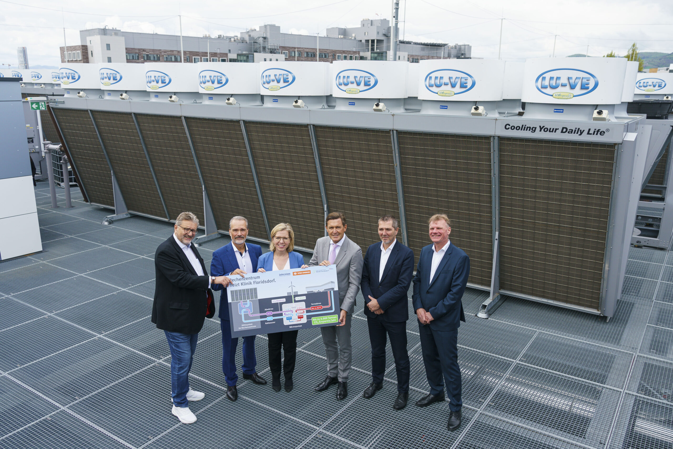 Wien-Energie Geschäftsführer Michael Strebl mit Klimaschutz-Ministerin Leonore Gewessler, Stadtrat Peter Hanke, Stadtrat Peter Hacker und weiteren Personen beim Rechenzentrum von Interxion.